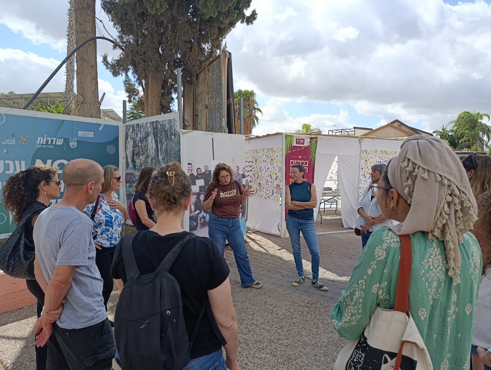 מדריכה מספרת את סיפור שדרות בסוכה קהילתית