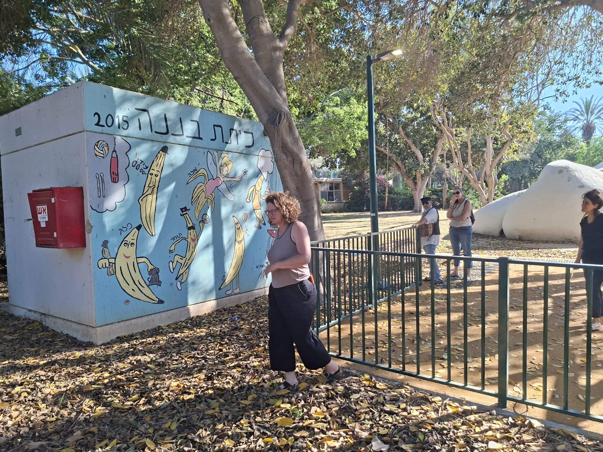 ממ"ד מצויר בכניסה לקיבוץ, סיפור של חוסן ויצירה