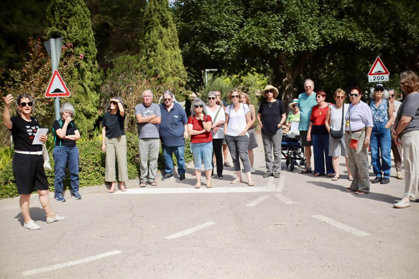 טלילה פרנק מדריכה קבוצת מבקרים ברעים